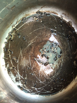 锅底烧糊了的黑垢怎么清除？